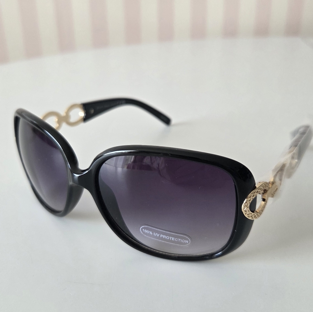 NWT Square Black Sunglasses with Gold Chain Links Gradientโ Lens UV 400 123mm